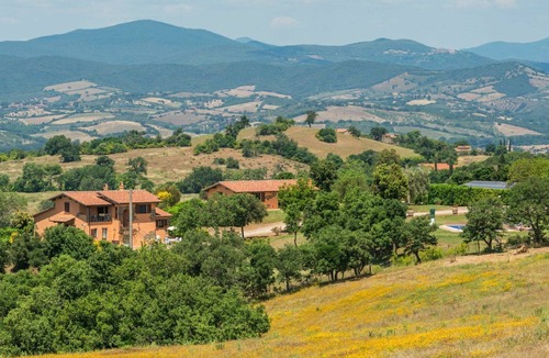Scansano Villa | Lovely apartment in villa for 9 guests with pool, WIFI, TV, pets allowed and parking