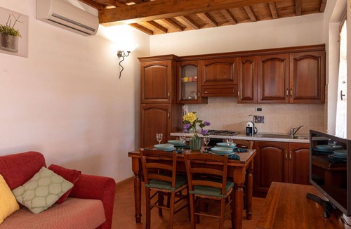 La Pesta House | Lovely apartment in villa for 6 guests with WIFI, A/C, TV, terrace and pets allowed