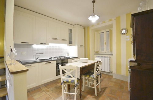 Cortona Old Town Apartment | Lovely apartment for 4 people with WIFI, A/C and TV
