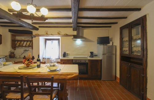 Pieve di Chio Apartment | Lovely apartment for 4 people with WIFI, pool, TV and balcony