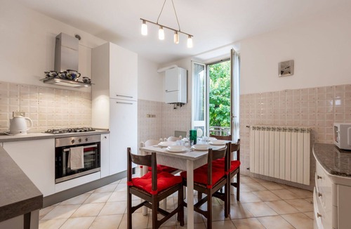 Bee Apartment | Lovely apartment for 6 guests with WIFI, TV and balcony