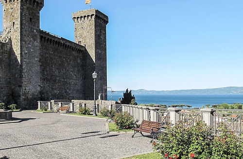 Bagnoregio Villa | Lovely apartment in villa for 12 people with WIFI, pool, TV, patio, pets allowed and parking
