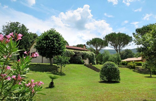 Montorsaio House | Lovely apartment in villa for 2 guests with WIFI, pool, TV, patio, pets allowed and panoramic view