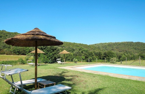 Montorsaio House | Lovely apartment in villa for 2 guests with WIFI, pool, TV, patio, pets allowed and panoramic view