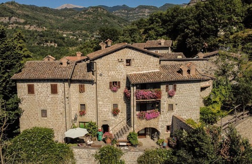 Roccafluvione Villa | Lovely apartment in villa for 4 guests with WIFI, TV and pets allowed, close to Ascoli Piceno