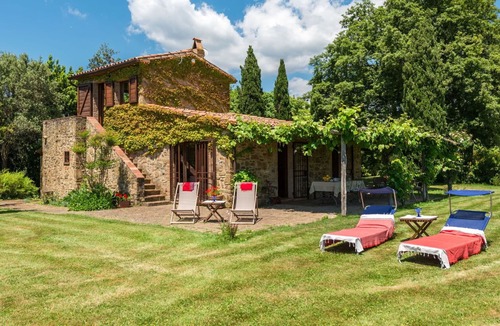 Scansano Villa | Lovely apartment in villa for 4 guests with WIFI, TV, terrace, pets allowed and parking