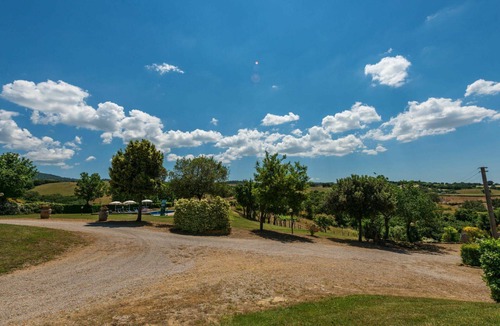Scansano Villa | Lovely apartment in villa for 4 people with WIFI, pool, A/C, TV, terrace and pets allowed