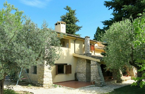 Casalbordino House | Lovely apartment in villa for 6 guests with WIFI, pool, TV and terrace