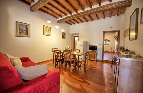 Montebonello Villa | Lovely apartment in villa for 6 guests with WIFI, pool, TV, veranda and pets allowed