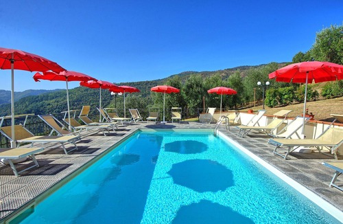 Montebonello Villa | Lovely apartment in villa for 6 guests with WIFI, pool, TV, veranda and pets allowed