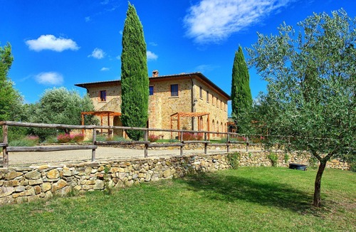 Simignano Apartment | Lovely apartment for 4 people with WIFI, pool, TV and pets allowed