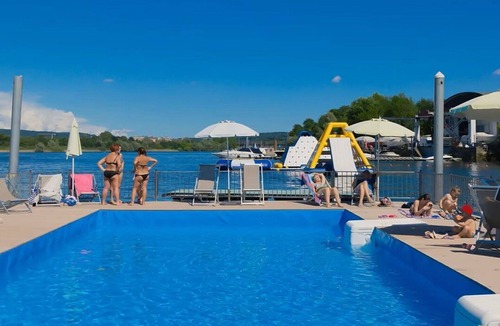 Castelletto Sopra Ticino House | Lovely apartment in villa for 6 people with A/C, pool, WIFI, terrace and pets allowed
