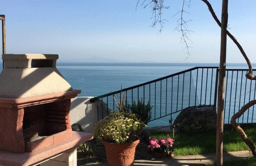 Vietri sul Mare Apartment | Lovely apt with garden in Vietri