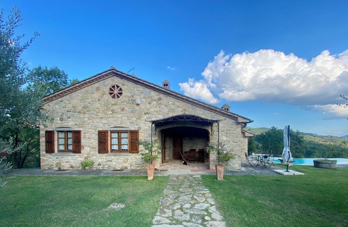 Bivio Lugnano Cottage | Lovely Traditional Stone House With Private Infinity Pool On The Tuscan Border