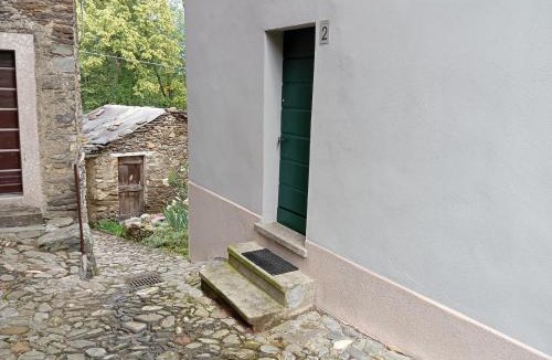Maccagno con Pino e Veddasca House | Low-mountain house with terrace and garden, near Lake Maggiore