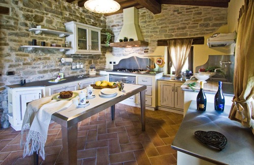 Apecchio Villa | Luxurious villa with pool, Jacuzzi and wonderful view of the surrounding nature