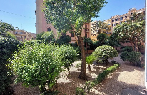 Vatican Apartment | LUXURY APARTMENT for 10 - ROME by FOOT-S'PETER BASILICA-AirCond WiFi Netflix Sky