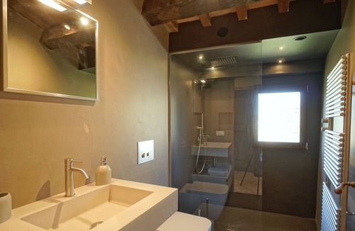 Montone Apartment | Luxury one bedroom apartment in the main Piazza of historic Montone
