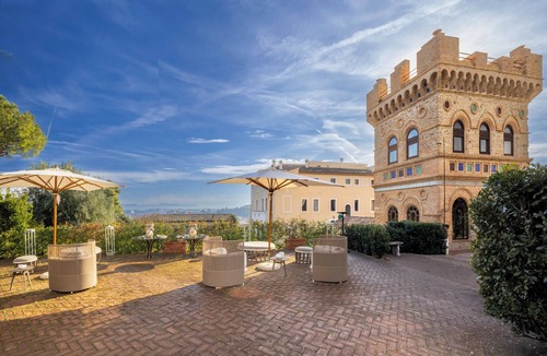 Vatican Apartment | Luxury Tower with Pool and St. Peter View