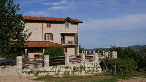 Castino Villa | Luxury villa with infinity pool & vineyard views