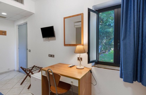 Laura Apartment | Marina Living Rooms - Basic Triple Room with Shared Pool, Wi-Fi & Air Conditioning