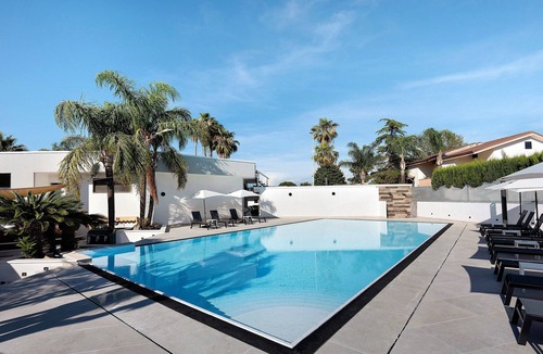 Laura Apartment | Marina Living Rooms – Deluxe Double Room with Shared Pool, Wi-Fi & Air Conditioning