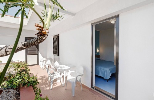 Laura Apartment | Marina Living Rooms – Economy Double Room with Shared Pool, Wi-Fi & Air Conditioning