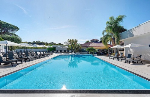 Laura Apartment | Marina Living Rooms – Economy Double Room with Shared Pool, Wi-Fi & Air Conditioning