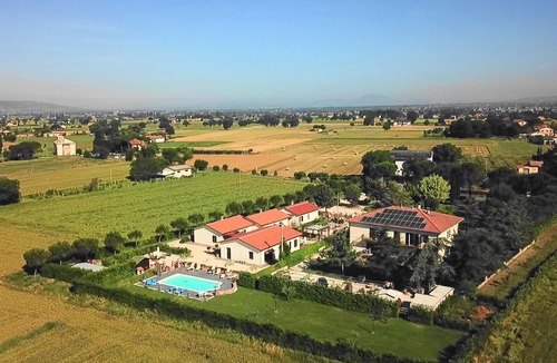 Spello Apartment | Menta apartment in a holiday home with park and swimming pool