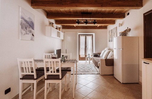 Roure House | Mezzanine apartment in an alpine hamlet
