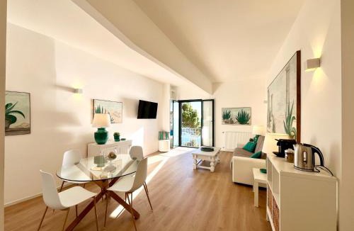 Varazze Apartment | Mimosa Seafront Apartment - Free parking Wi-Fi