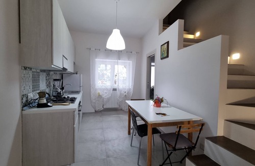 Cava de' Tirreni House | Modern house in old village