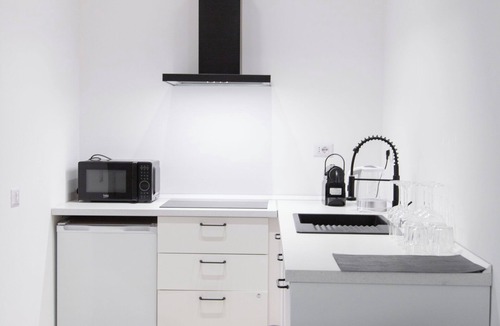 Tricolore Apartment | Modern & Peaceful Flat in the City Centre