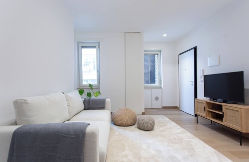 Tricolore Apartment | Modern & Peaceful Flat in the City Centre