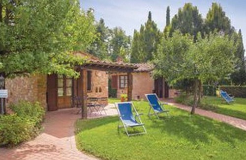 Castiglione del Lago Apartment | Nice apartment for 4 people with WIFI, pool, A/C, TV, veranda and pets allowed