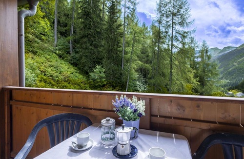 Valtellina Apartment | Nice apartment for 4 guests with WIFI, hot tub, TV, terrace, pets allowed and panoramic view