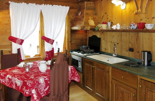 Valtournenche Apartment | Nice apartment for 4 people with WIFI, TV, terrace and pets allowed