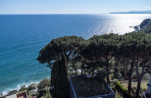Varazze Apartment | Nice apartment for 6 people with hot tub, A/C, WIFI, TV, terrace and pets allowed