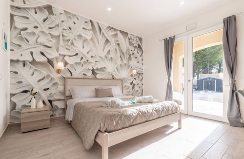 Osimo Villa | Nice apartment in villa for 2 guests with pool, A/C, WIFI, TV and parking, close to Porto Recanati