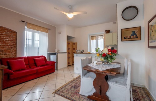 Castell'Alfero Apartment | Nice apartment for 4 people with pool, WIFI, TV and patio