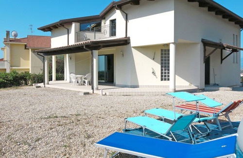 Tortoreto Apartment | Nice apartment for 6 guests with hot tub, pool, WIFI, TV, terrace, pets allowed and parking