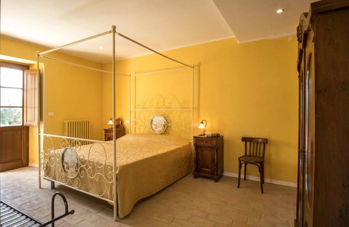 Agello Bed & Breakfast | Nice room for 2 guests with WIFI, A/C, pool, TV, veranda and pets allowed, close to Perugia
