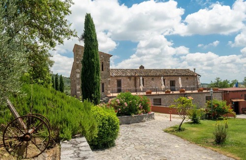 Agello Bed & Breakfast | Nice room for 2 guests with WIFI, A/C, pool, TV, veranda and pets allowed, close to Perugia