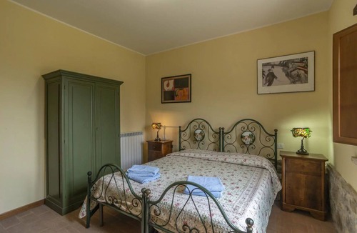 Agello Bed & Breakfast | Nice room for 4 people with pool, A/C, WIFI, TV, veranda and pets allowed, close to Perugia