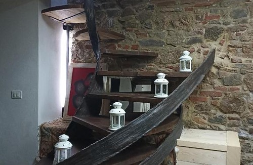 Montepescali House | Nuovo appartamento in borgo medievale