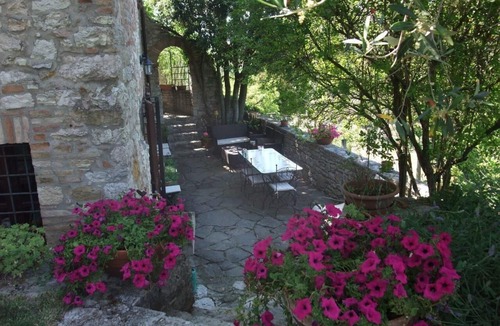 Corciano House | Old stone house with garden