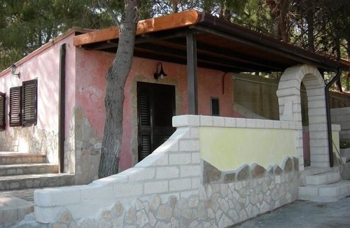 Defensola House | Orchid holiday flat with covered veranda