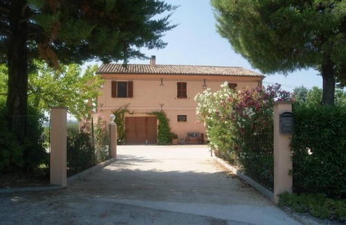 Ostra Villa | Ostra Villa - Sleeps 8 - Pool - Garden - Parking
