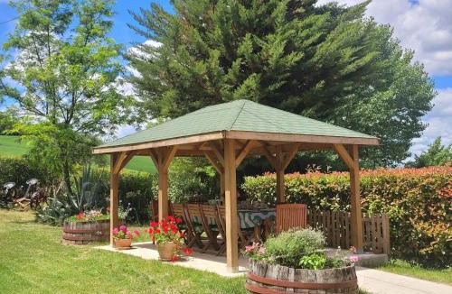 Ostra Villa | Ostra Villa - Sleeps 8 - Pool - Garden - Parking