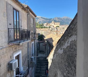 Morano Calabro House | Palazzo giallo, appartamento nel centro storico nel cuore del Pollino